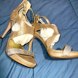 NWOT. Kenneth Cole Main Squueze heels